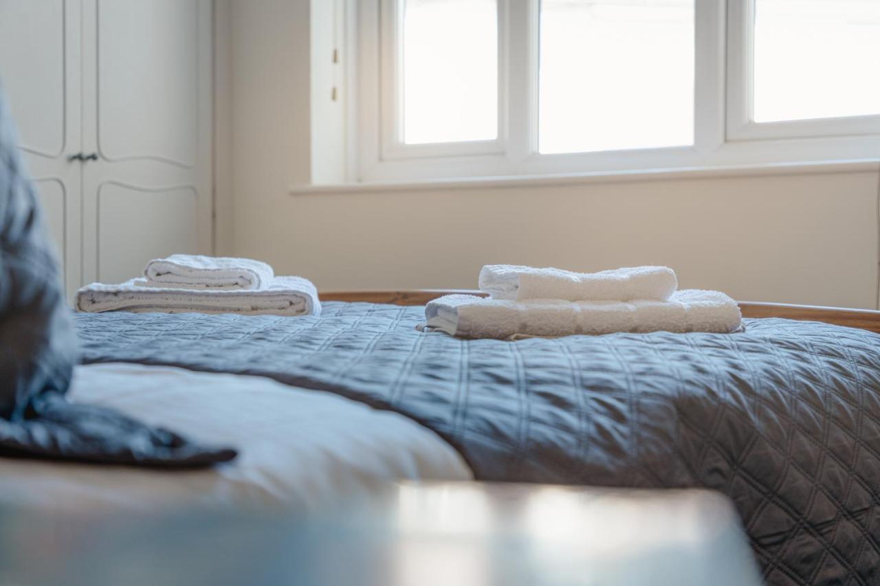 Luxury 2 Bed Room Lake View Apt Bowness Parking Esterno foto