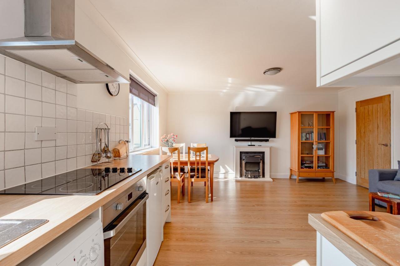 Luxury 2 Bed Room Lake View Apt Bowness Parking Esterno foto